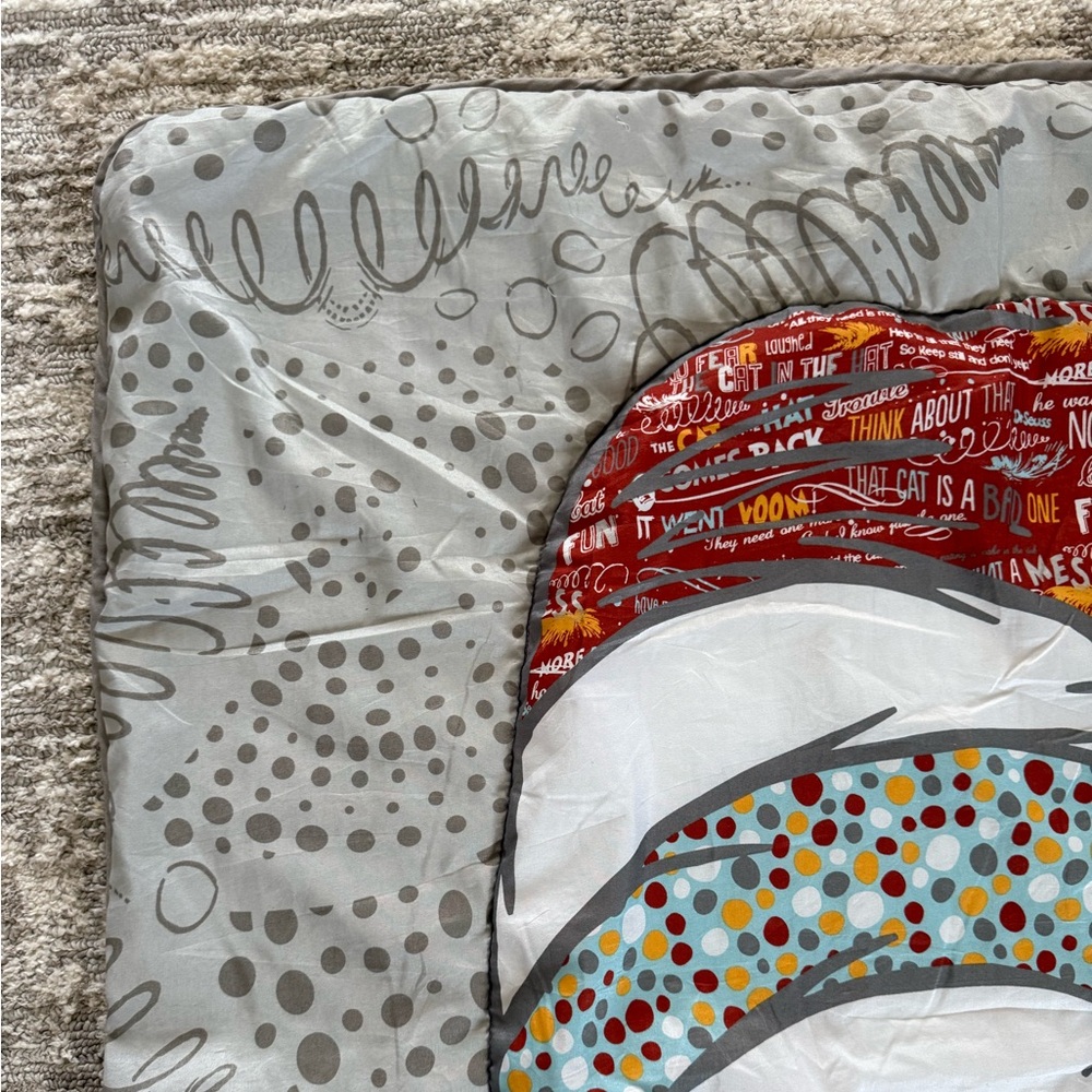 Dr. Seuss Peek-a-Boo Cat in The Hat Baby/Toddler Comforter Blanket- Quilt - Picture 2 of 11